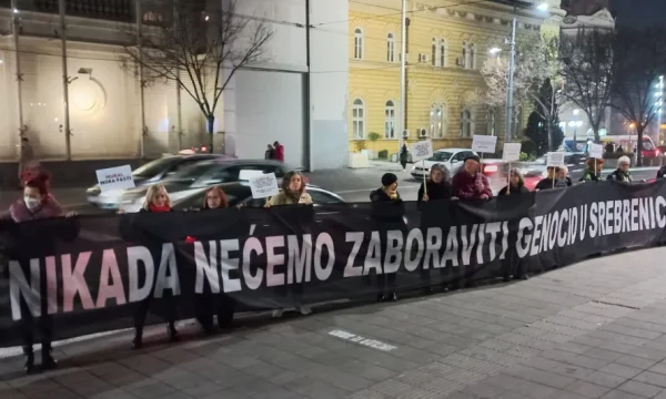 Proteste fortsetzen in Belgrad gegen die Wand, die Mladic gewidmet ist