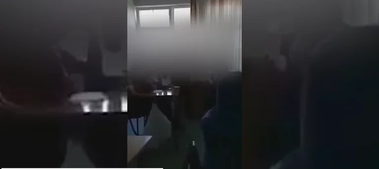 Lehrer brutal schlagen Schüler im Jahr (Video)