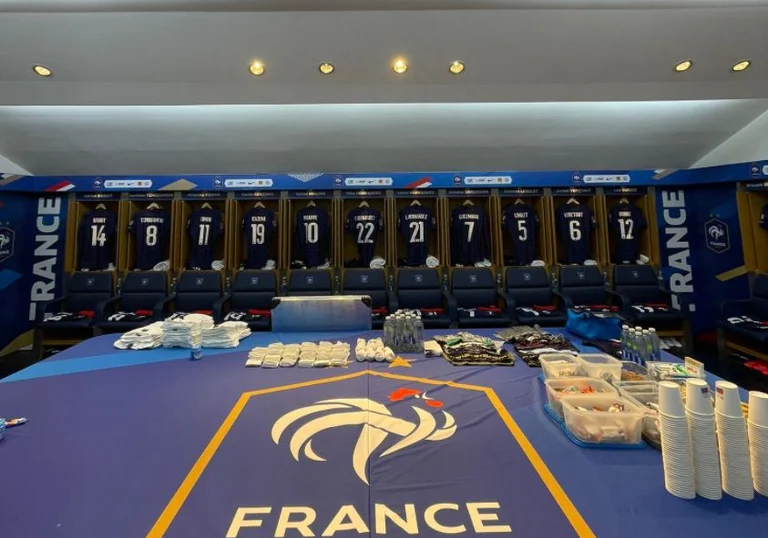 Frankreich ) Kasachstan: Offizielle Formationen