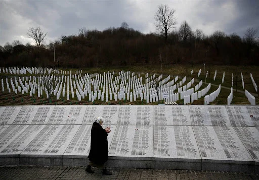 EU kritisiert Serbien für die Ablehnung von Srebrenica Völkermord