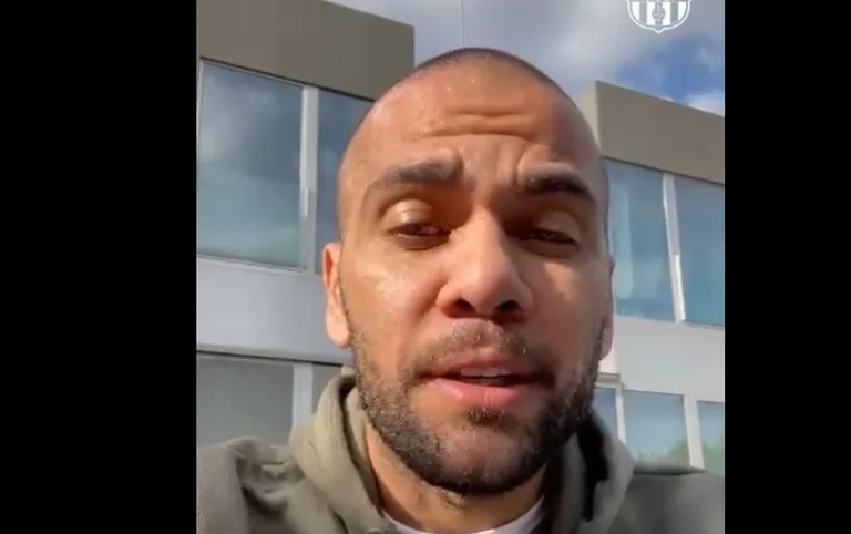 Après le retour, Alves vient avec un message aux fans de barca