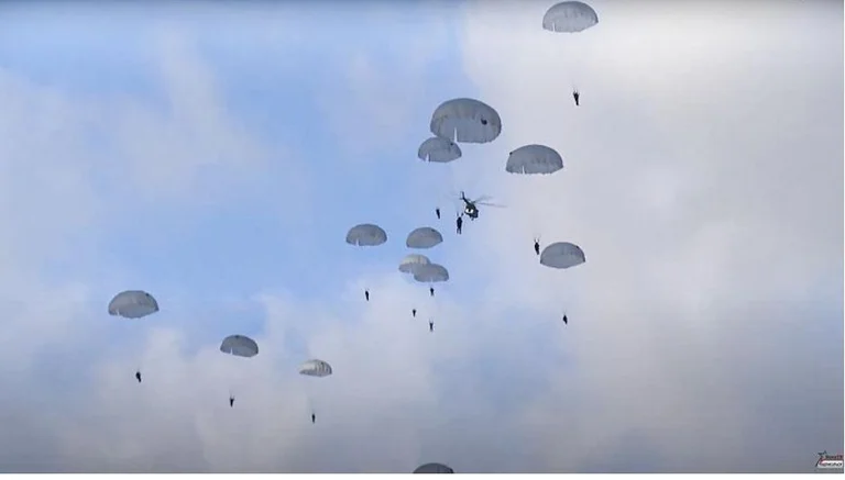 Deux parachutistes militaires russes meurent en Biélorussie lors d'exercices conjoints près de la frontière polonaise