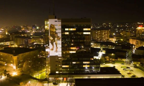Eine Dinosaurier Silhouette erscheint im Kosovo Regierungsgebäude