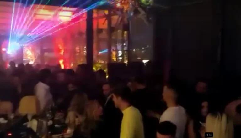 Pristina Jugend aufgeregt mit Progress Rama ʹ ermuntern seinen Namen an den Stadtbars