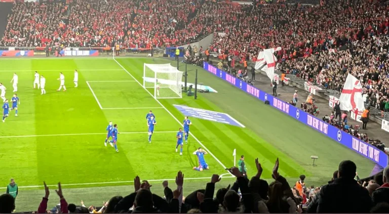Nur acht Minuten: Albanien bricht aus England, Maguire markiert