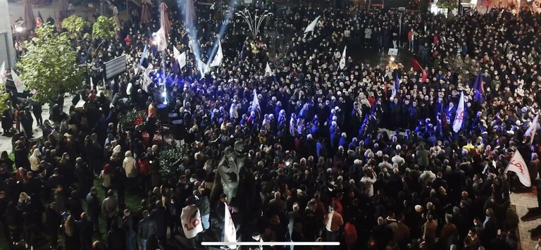 Haziri aus der Abschlussversammlung: Was heute Abend passiert, gibt es keinen Weg, wie es einen politischen Aufstand genannt wird.