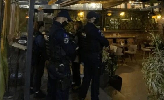 A Pristina per una settimana, 24 locali si sono chiusi per mancanza di rispetto delle misure anti - CO VID