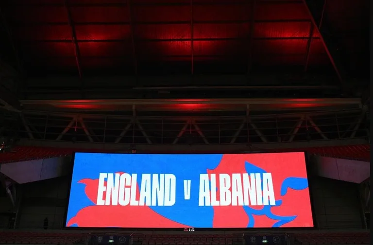 Offizielle Formationen: England ) Albanien