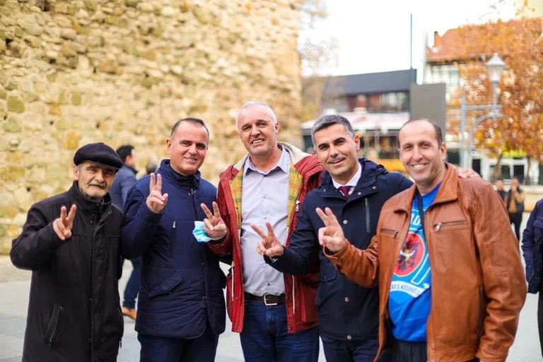 Tahiri trifft die Bürger auf dem Platz: Wir werden von jedem Bürger indiscriminate Partei empfangen