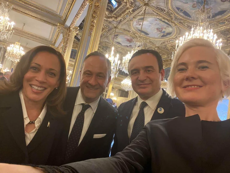 Albin Kurti kann ein Bild von anderen erhalten. Präsident Kamala Harris