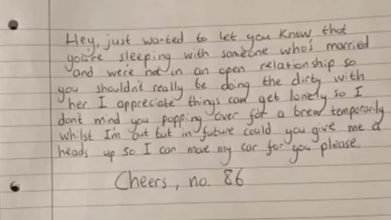L'uomo scrisse lettere al suo vicino, e la donna lo tradiva: