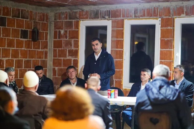 Tahiri a accueilli au Kosovo la famille Hero Xaj Jashari