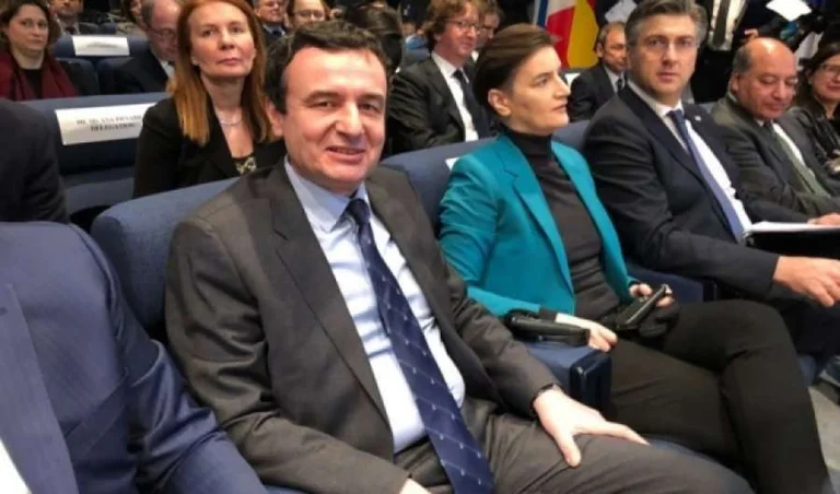 Kurti sífiguron unter den Referenten im Pariser Friedensforum, Brnabyqi ist.
