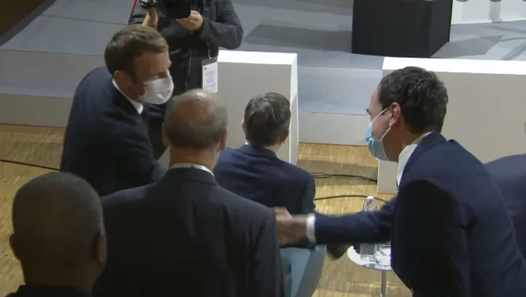 Kurt e' coinvolto, e tu saluti Macron.