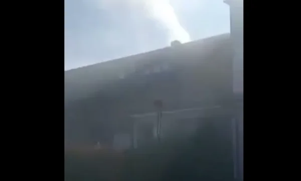 Ein Blick davon, wann das Schuldach in Pristina am Feuer beteiligt ist