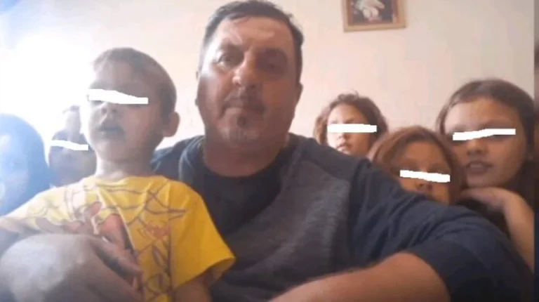 La esposa fue arrancada del virus, el padre de Kosovo dona bebé a otra familia debido a la pobreza