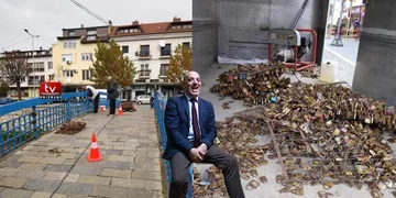 Mi momento de amor: Conduce cientos de parejas a Prizren, puente restaurado