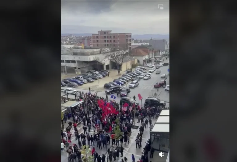 Il VV atterra a Llap con tutto il governo: più scoiattoli che la gente fa in campagna (foto completa)
