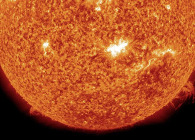 Scienziati: Cadute, tempeste solari cannibali colpiscono la terra in quattro giorni
