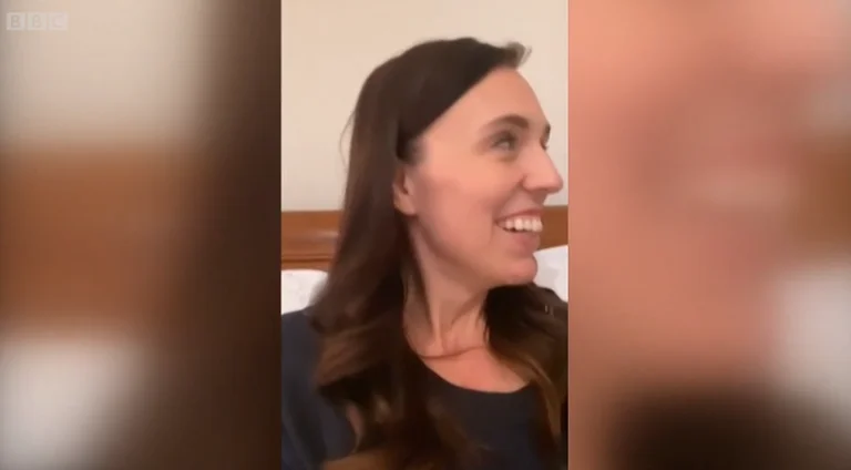 Neuseelands Premierminister spricht über Anti-Coved-Maßnahmen: Dreijähriges Mädchen geht in das Video Live und erzählt ihr, sie zu schlafen zu nehmen.
