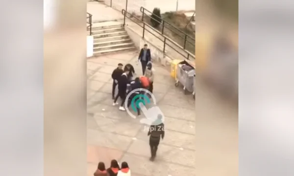 Immagine di brutale pestaggio tra gli studenti del liceo “Franki Bardhi” in Mitrovica