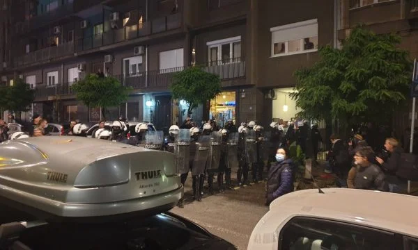 Serbes contre le mur de Ratko Mladic, Vuciq le défend avec la gendarmerie