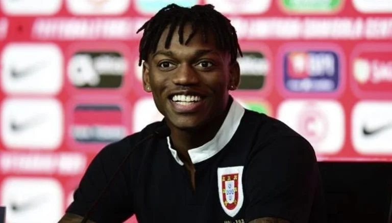 Ibrahimovic oder Cristiano? Leao in schwierigen Lage von Journalisten