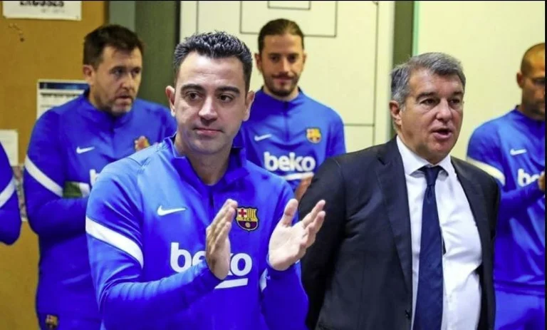Xavi trifft sich mit Spielern, informiert sie über 10 goldene Regeln, die nicht gebrochen werden sollten