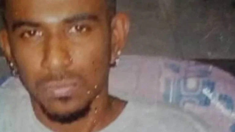Il ragazzo basso intelligente viene impiccato dalla famiglia prega per lui
