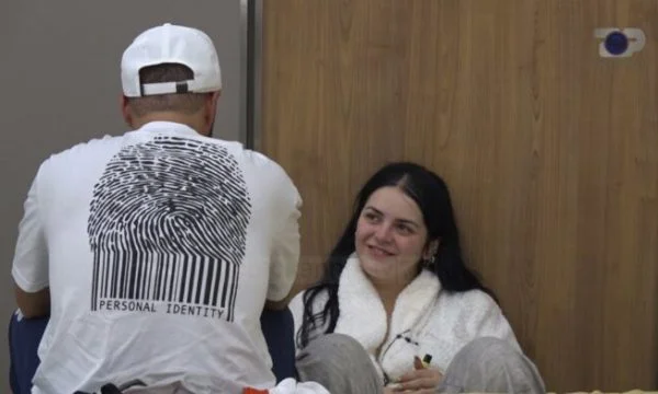 Fifi e Graniti ottenere video baciando nella stanza di pulizia