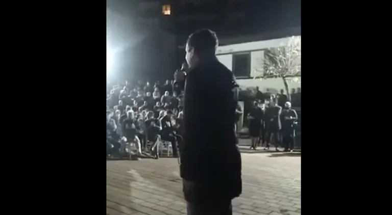 Kosovos Vater: Siehe Kurts Leistung von Anrufen zu einer Rallye