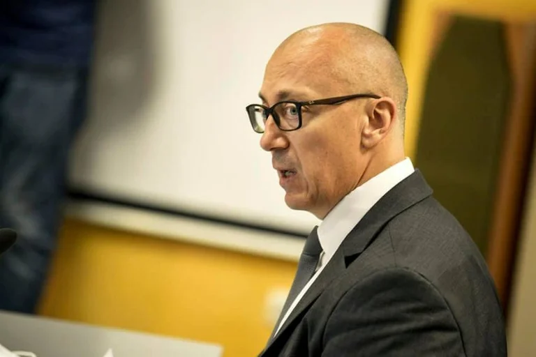 Rakiq: Partitë shqiptare po përpiqen të provokojnë tërmet politik