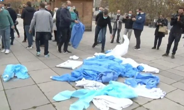 Ärzte jagen Mantillas und Pantoffeln: Kurti Regierung kam zu Macht mit dem Versprechen der Gleichheit, das passiert.