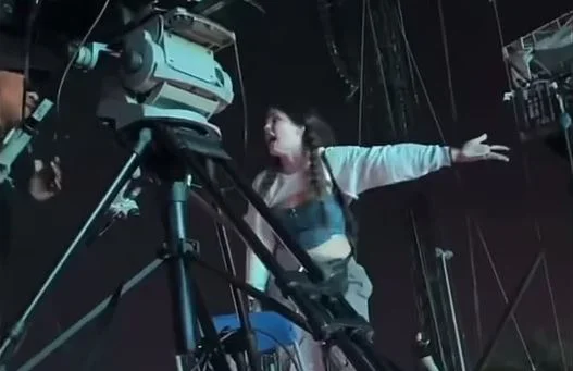 Il momento scioccante quando una donna incosciente scivola dal tratto al concerto dove sono morte otto persone.