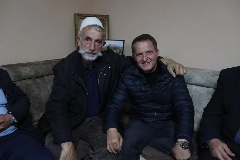 VV's Ali Jonuzi gibt Ferri Idriz große Unterstützung für den Vorsitzenden von Vushtrri