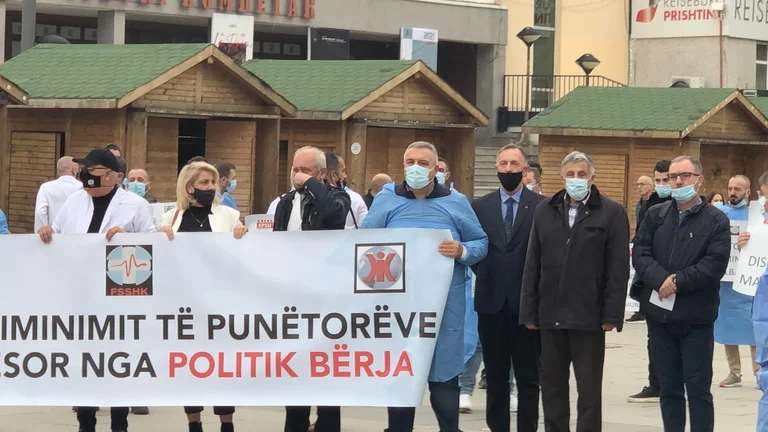 I medici protestano prima che il governo per aumenti salariali: include Nguthman Jasharaj.