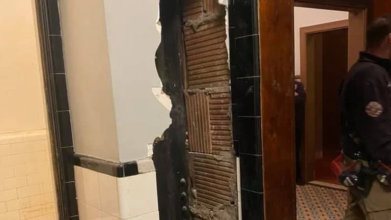 Un uomo è stato trovato nudo nel muro del New York State Theatre