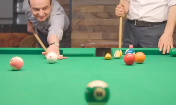 The owner of the club discovers Kurti sıria has the billiard hand: Took 10 shots to put 14 in.