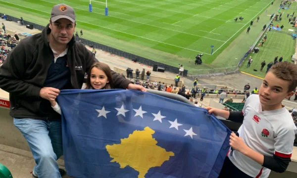 Ruari O'Connell vergisst nicht Kosovo, verlängert die Flagge auf ein Fußball Spiel