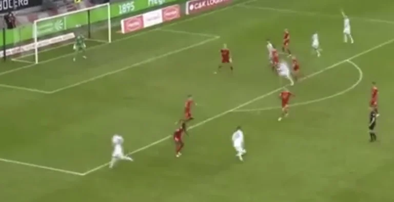 El objetivo que acaba de marcar Florent Muslija para Hannnover en el minuto 90 es absolutamente espectacular.