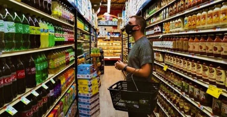 Aumento del salario minimo richiesto dopo le escursioni dei prezzi