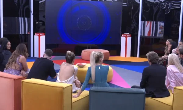 Der Kosovar, der den “Big Brother” eingegeben hat, zeigt dem Bewohner die Unterstützung