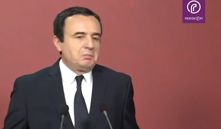 Kurt si mette in imbarazzo: ha chiesto se le decisioni sulle aggiunte sono state prese per la campagna, ma nessuna risposta