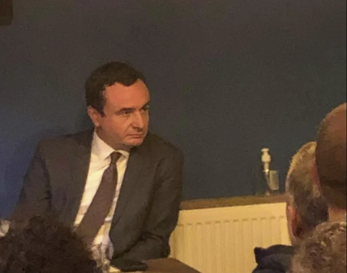 Low: Arben Vitita versucht, Progress zu schlagen, indem sie nachahmt, wie sie redet