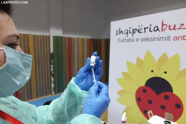 Flet njëra nga mjeket kosovare që u vaksinua sot në Shqipëri