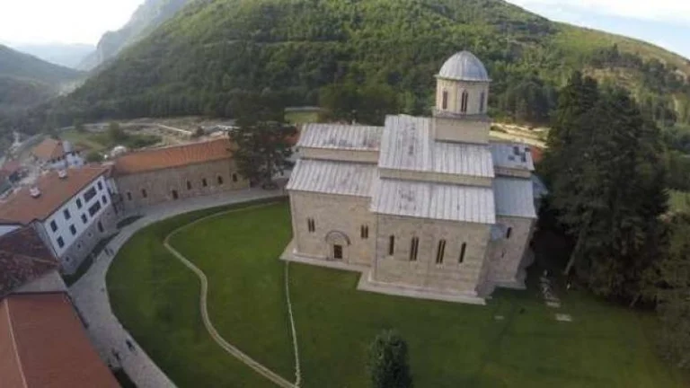 Gli storici Decani reagiscono a Von Cramoni: il Monastero di Decani è il rischio di nessuno