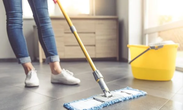 La donna Lipyan cade a pulire la casa, soffre gravi lesioni
