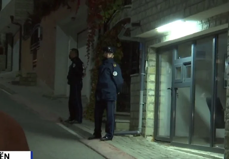 Forze di sicurezza in piedi davanti alla casa del Primo Ministro Kurti