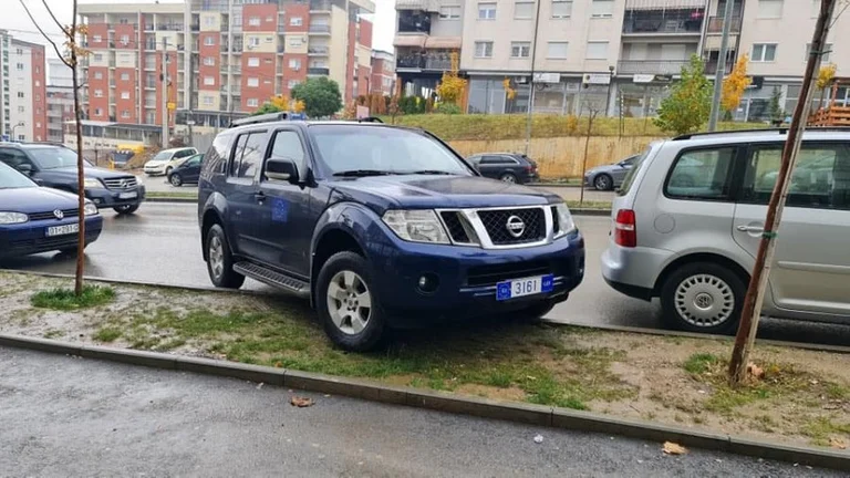 EULEX si muove verso il loro ufficiale dopo il parcheggio auto sul verde