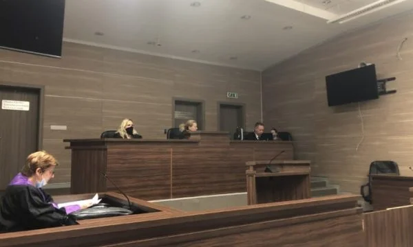 Viajará a Dubai, se posponen sesiones para el acusado que prometió emplear a dos agentes de policía